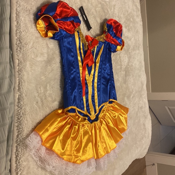 Enchanting Snow White Costume - Perfect for Fairytale Dreams! - Picture 2 of 5